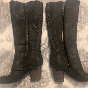 Below the knee Black boots